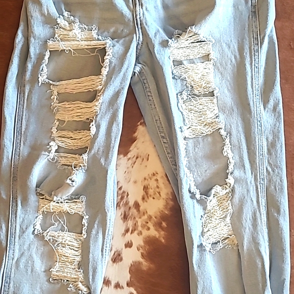 Hollister Ultra High Rise Destroyed Ripped Mom Jeans Size 26 - Picture 6 of 16